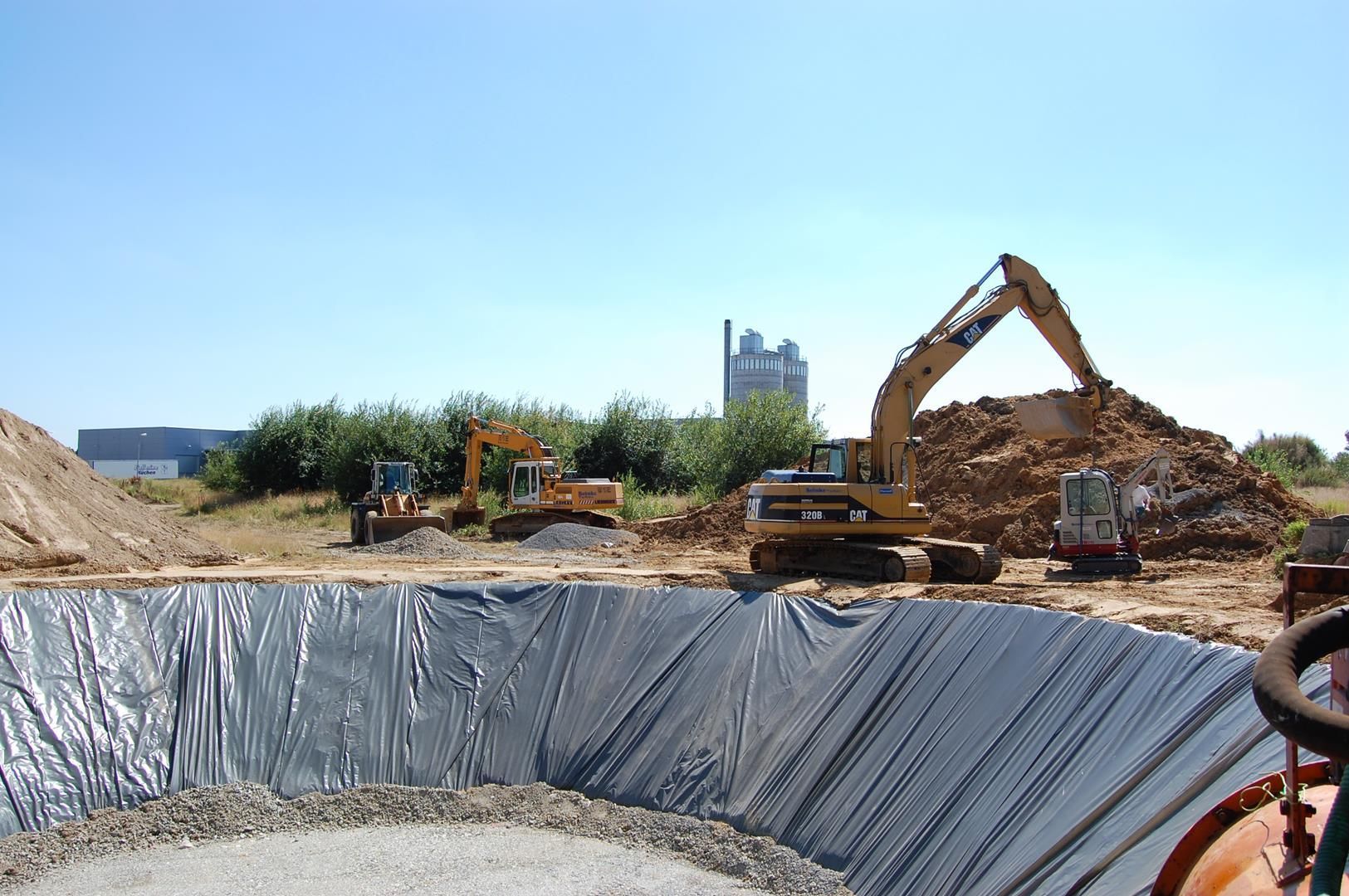 Ein großer Bagger arbeitet auf einer Baustelle