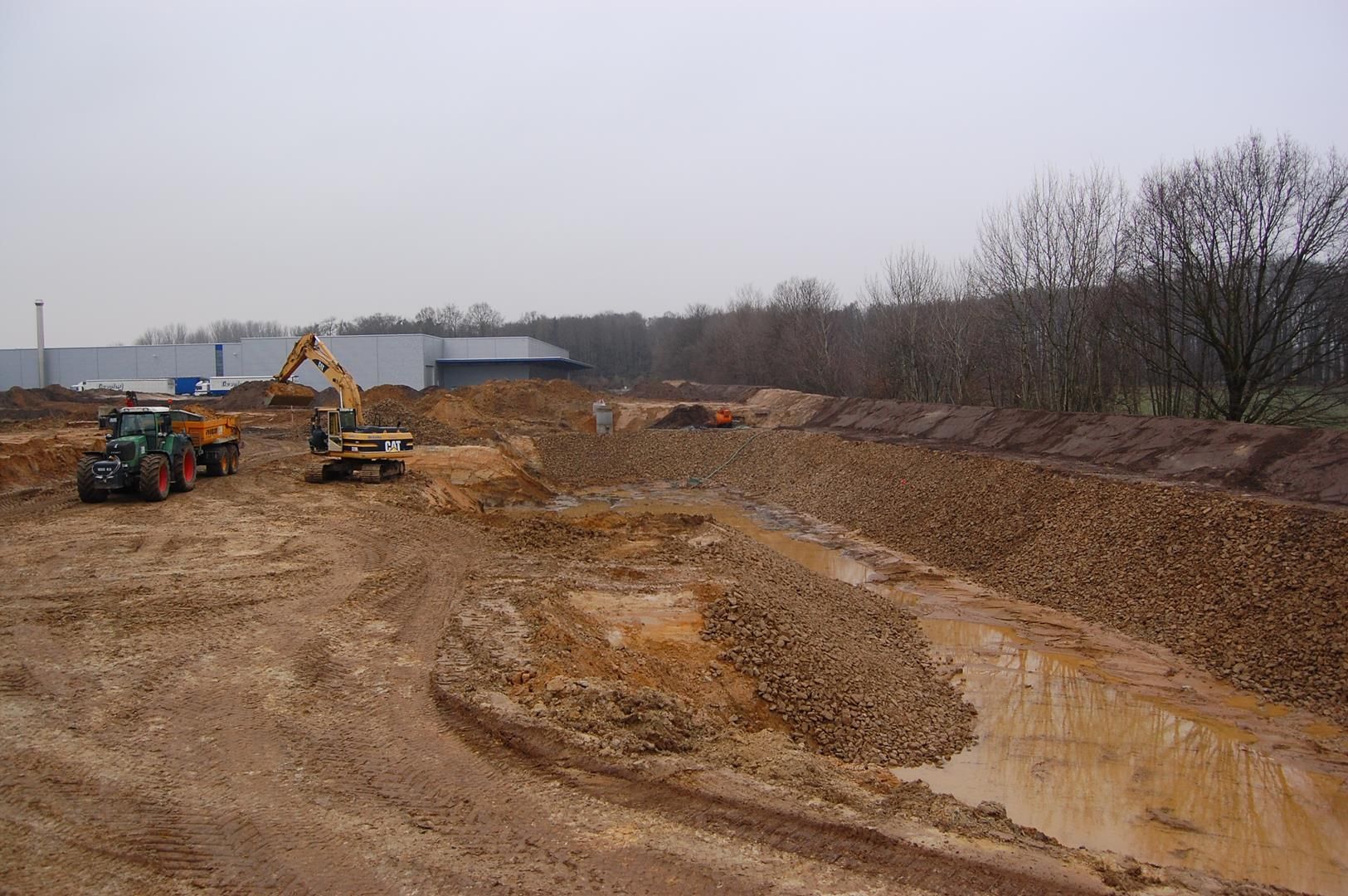 Eine Gruppe von Baufahrzeugen arbeitet auf einem Feld.
