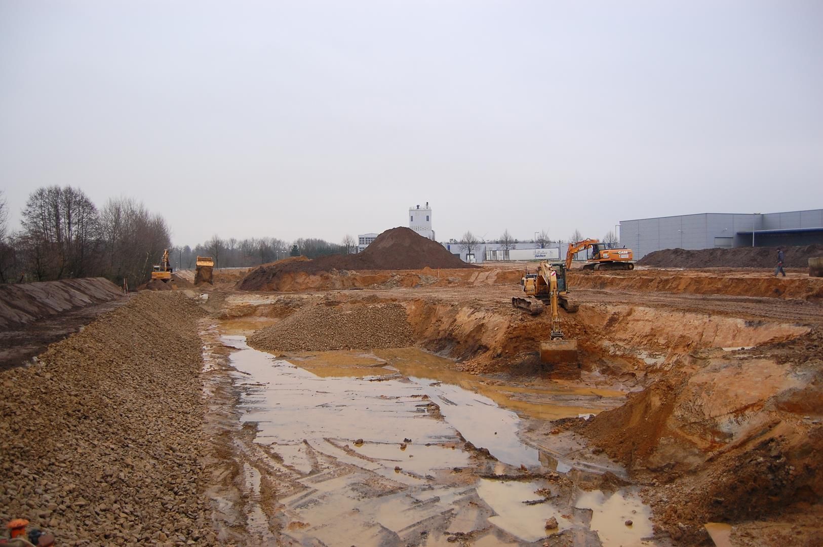 eine Baustelle mit viel Schmutz und Wasser