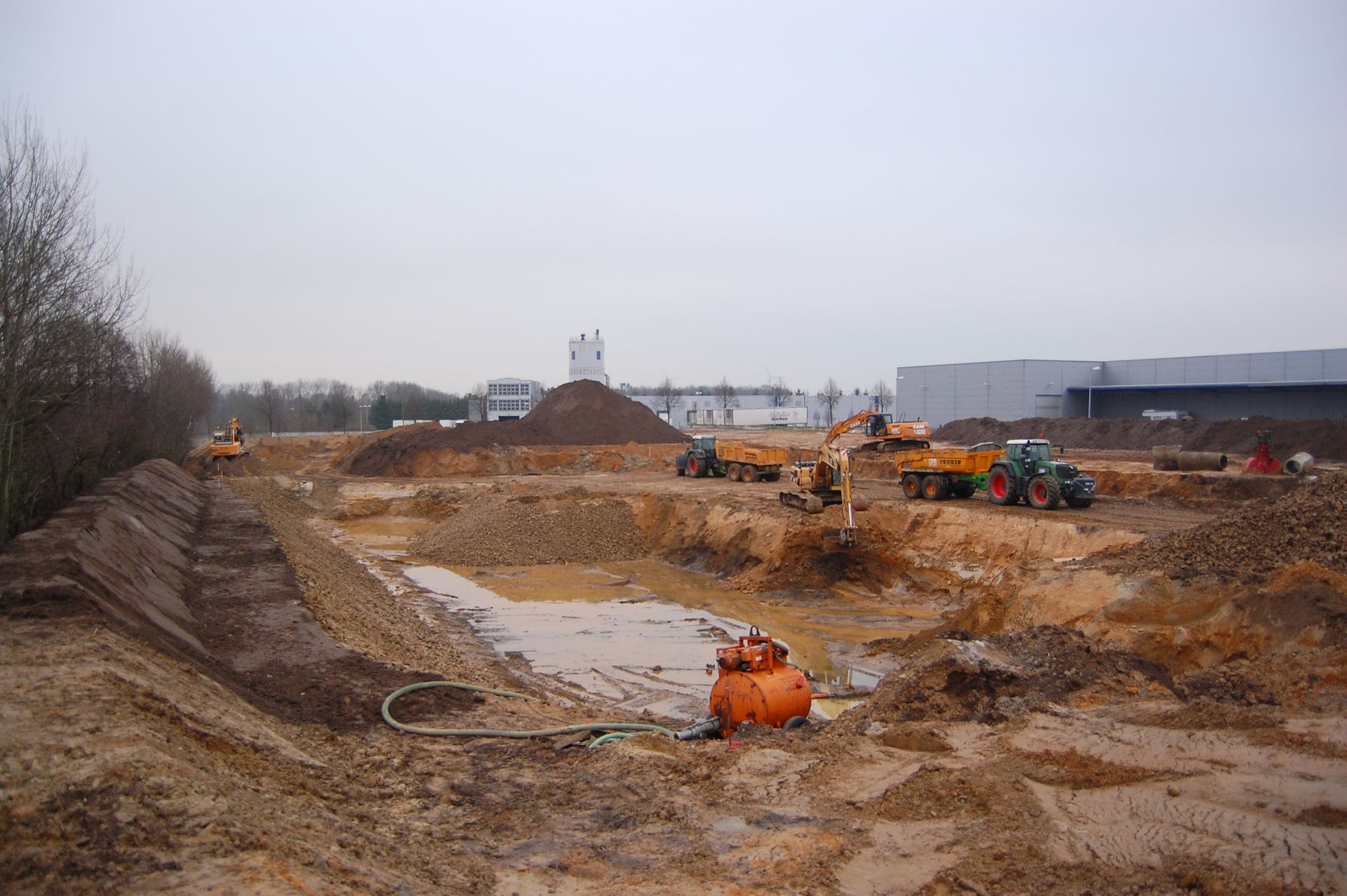 eine Baustelle mit viel Dreck und Traktoren