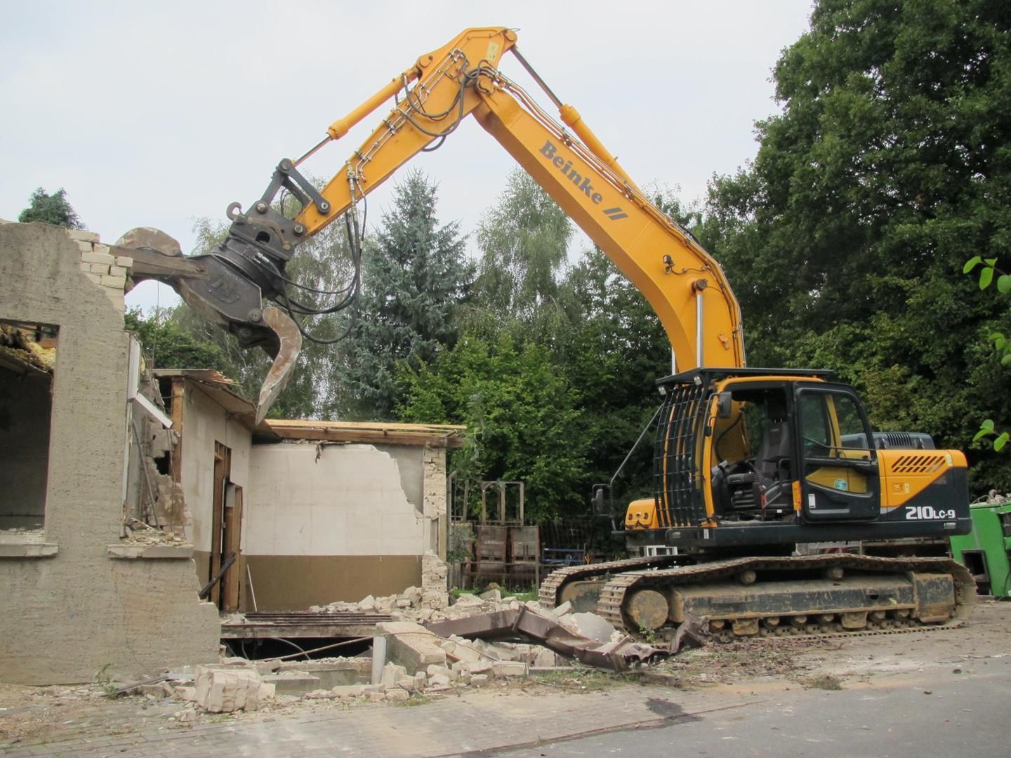 Ein Hyundai-Bagger zerstört ein Gebäude