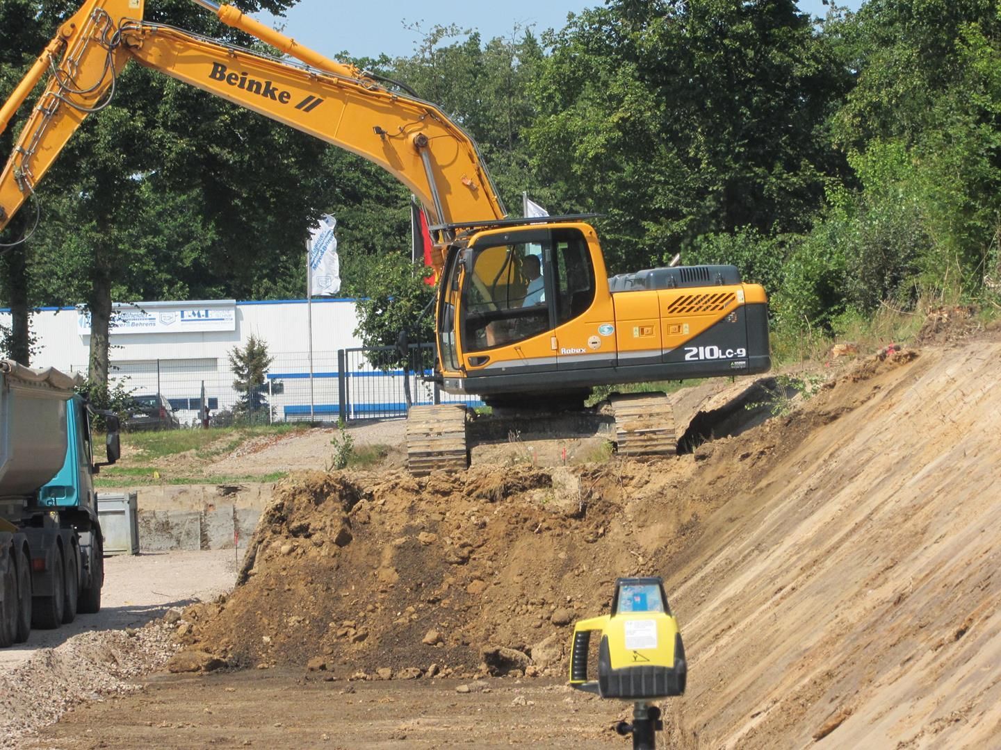 ein gelber Bagger mit dem Wort Hyundai darauf
