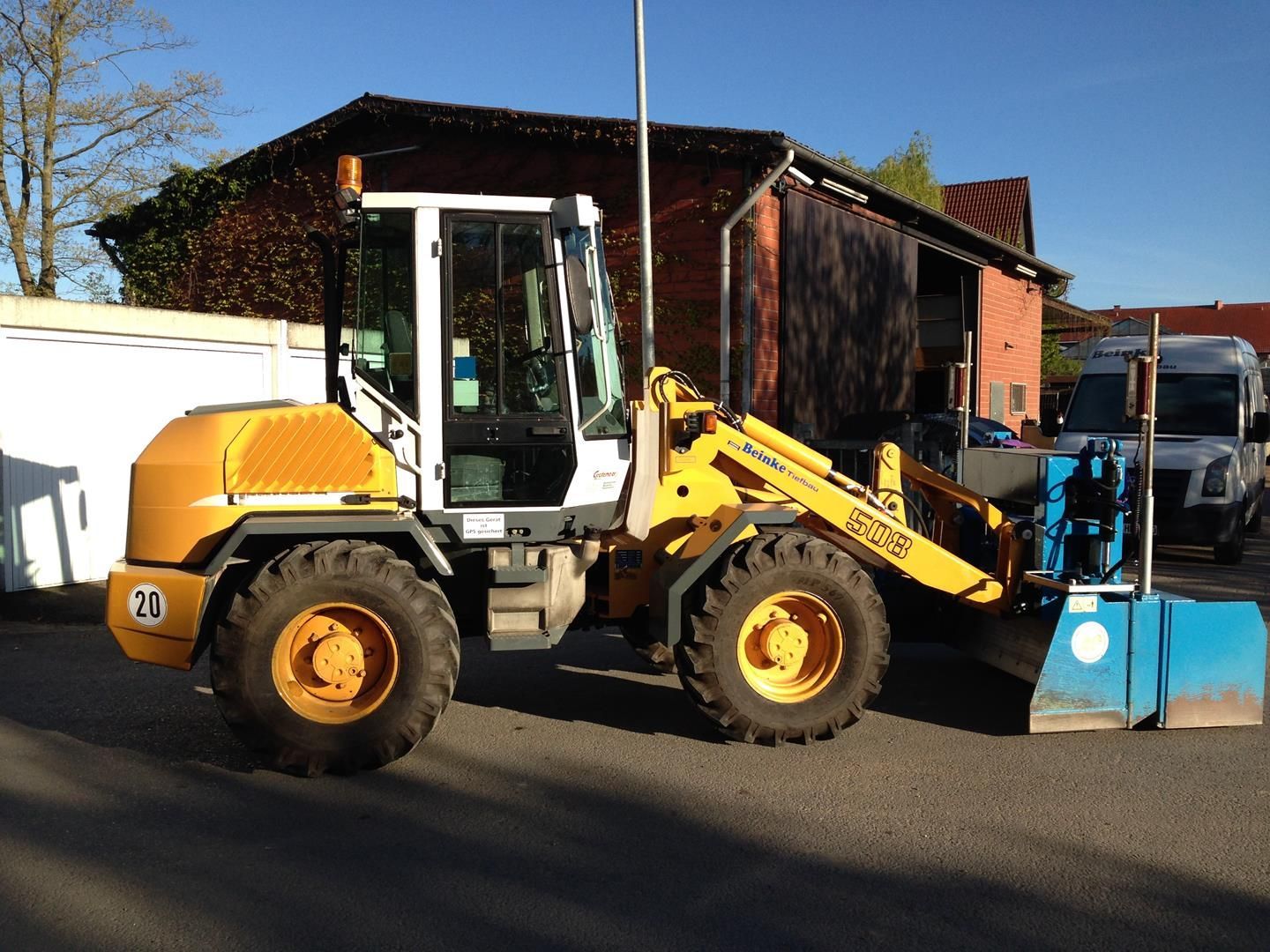 ein gelb-weißer Traktor mit der Nummer 10 darauf