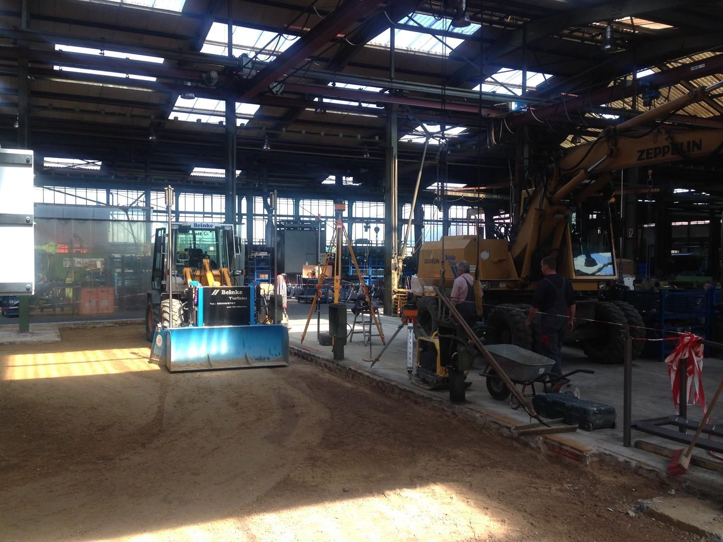 ein großes Gebäude mit vielen Maschinen darin