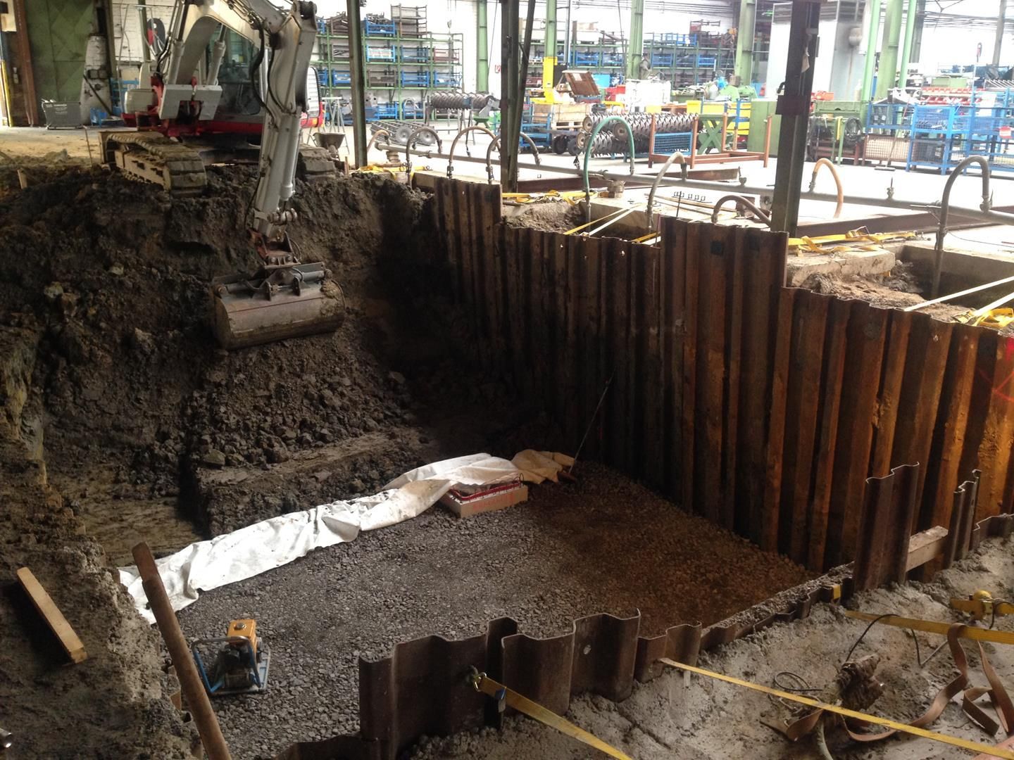 ein großes Loch im Boden mit einem Holzzaun darum herum