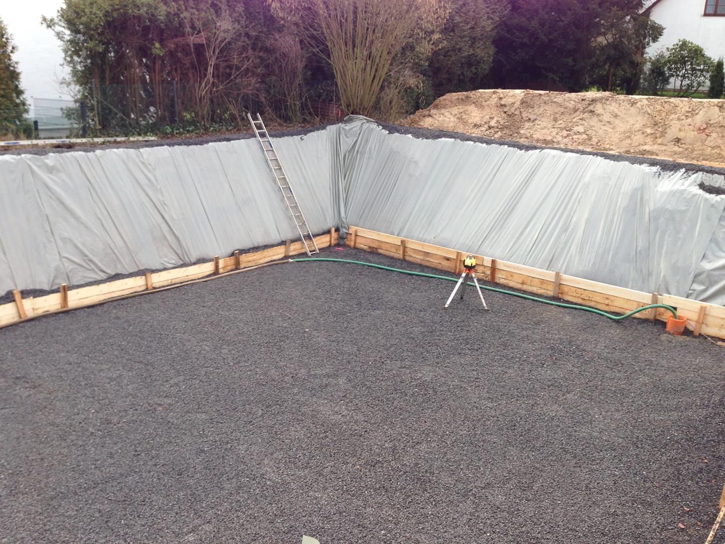 eine Baustelle mit einem Schlauch und einer Leiter