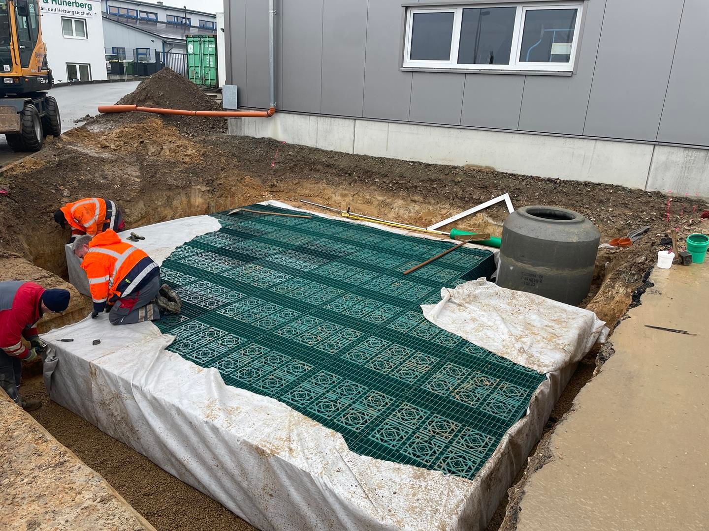 Eine Gruppe von Bauarbeitern arbeitet an einer großen Betonplatte.