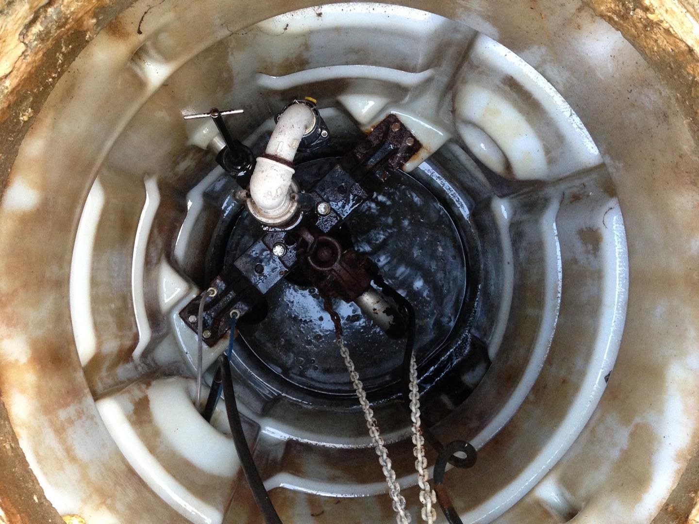 eine Nahaufnahme eines Metallgegenstandes mit einer daran befestigten Kette