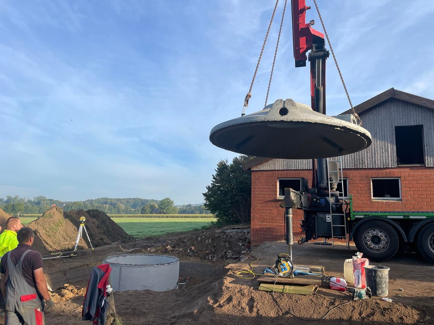 Ein Kran hebt ein großes Stück Beton in die Luft.