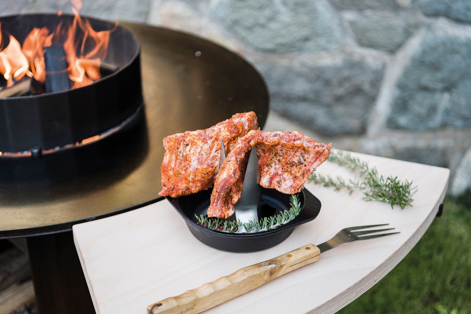 Fleisch auf Aromapfännchen mit Vierzackspieß von Martin Deuflhart