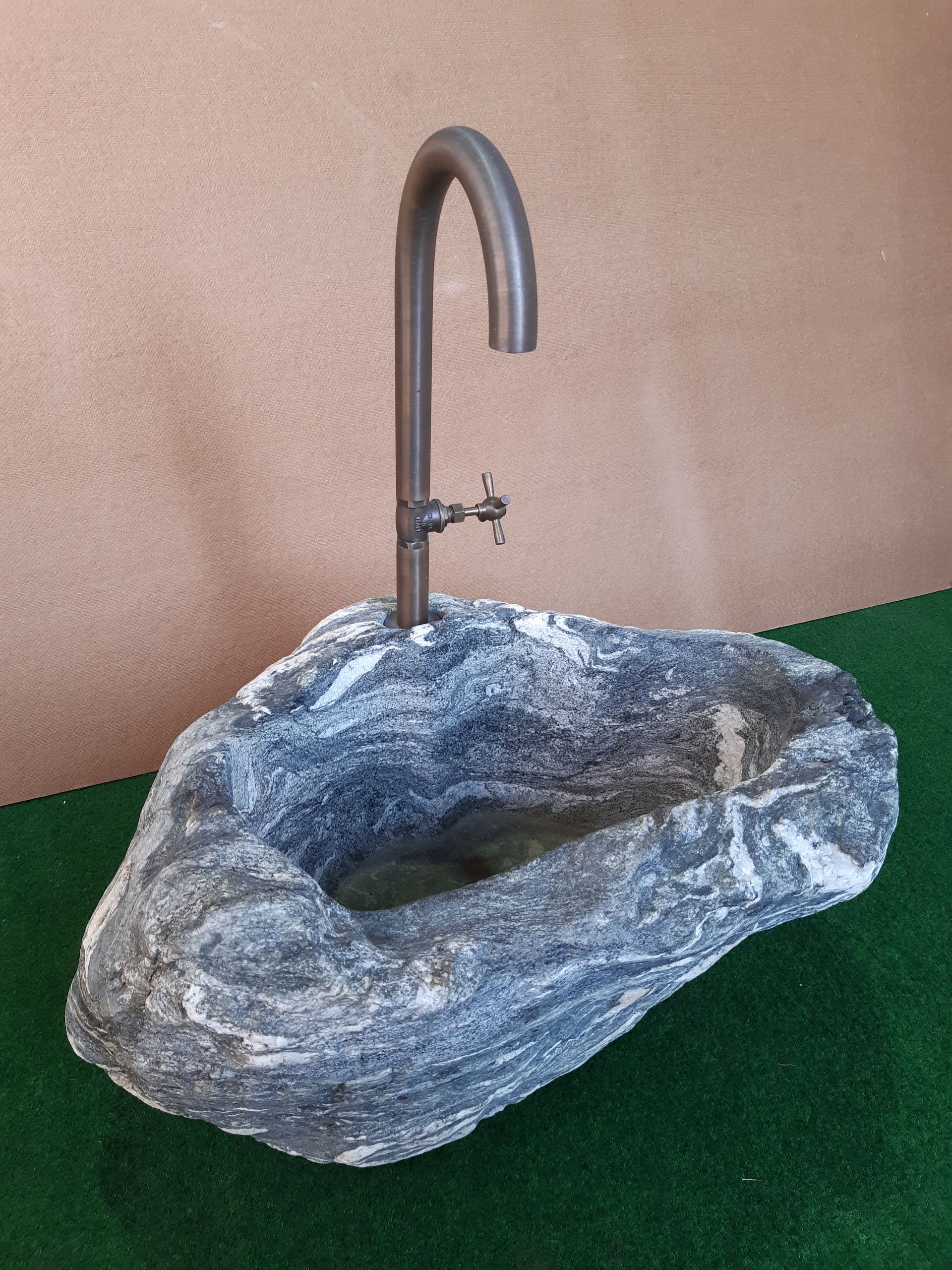 Natursteinbrunnen von Martin Deuflhart