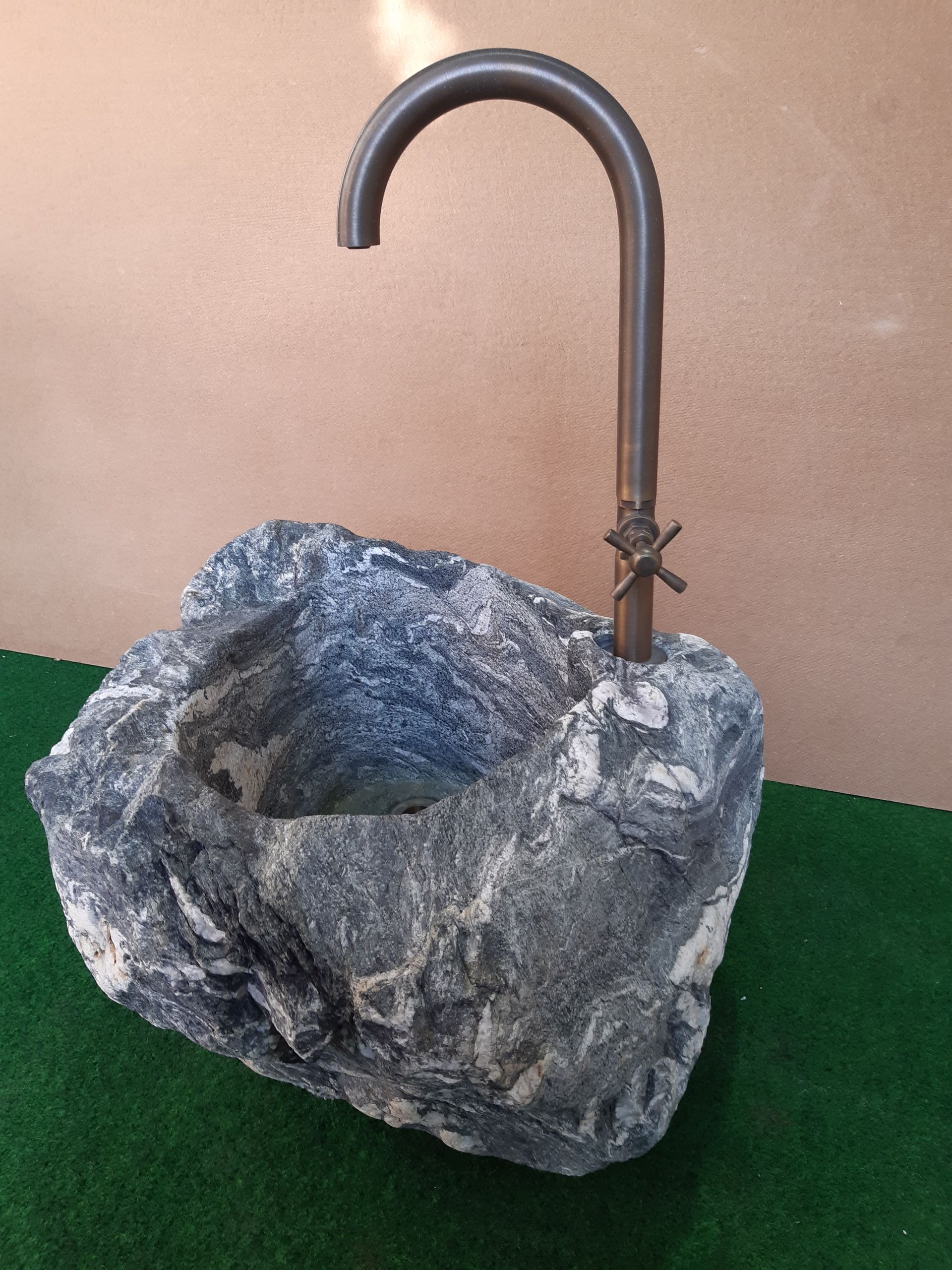 Natursteinbrunnen von Martin Deuflhart