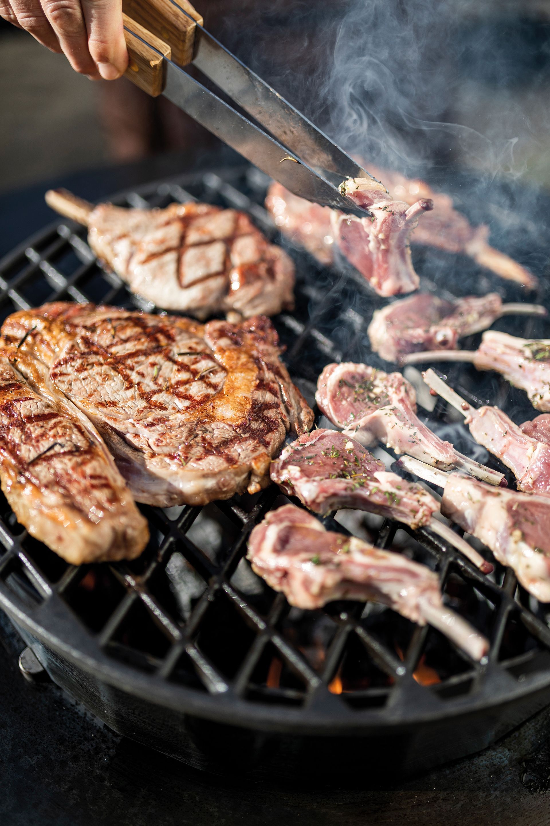 Fleisch gegrillt mit Grillwerkzeugset von Martin Deuflhart