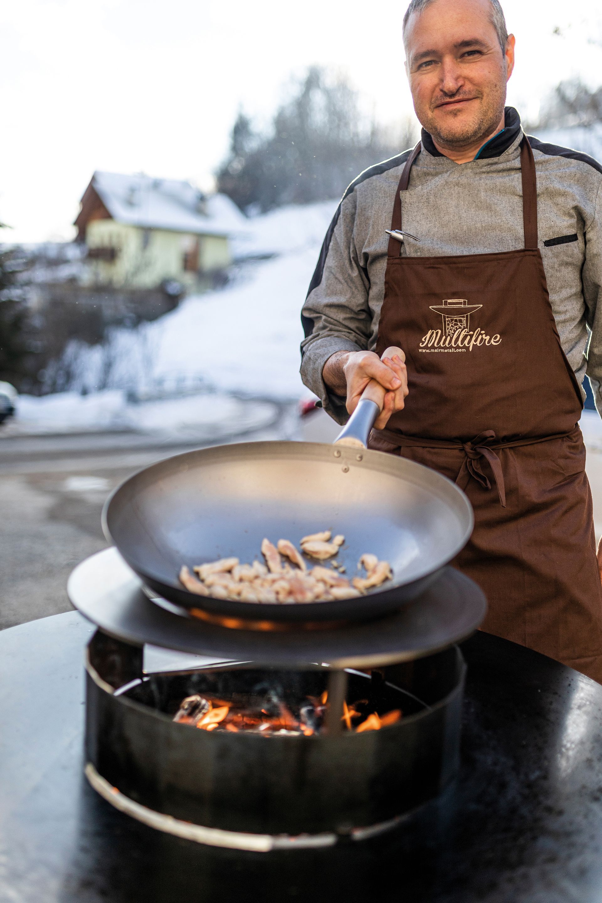 Mann trägt Grillschürze von Martin Deuflhart
