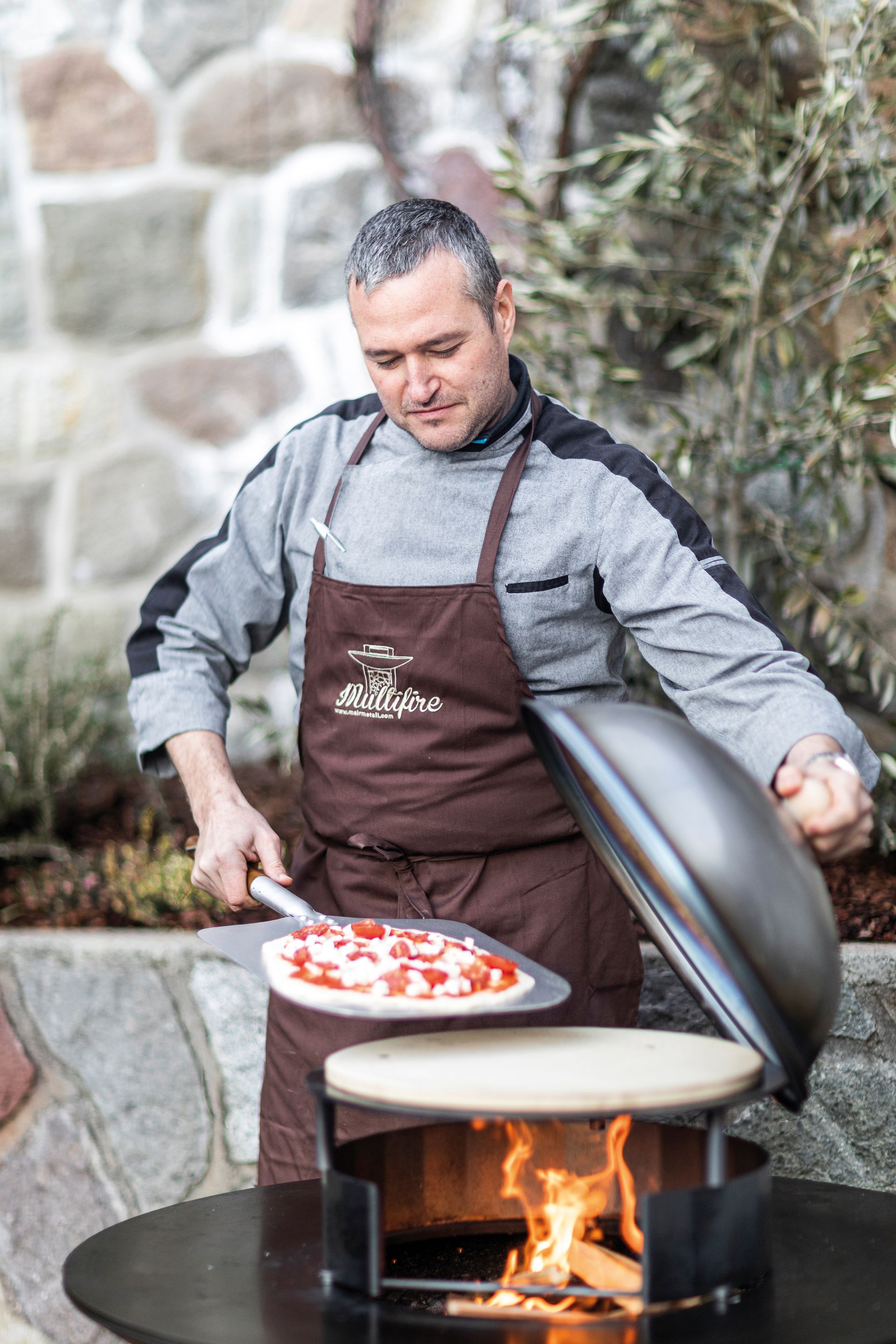 Mann benutzt Pizzaset mit Thermometer von Martin Deuflhart