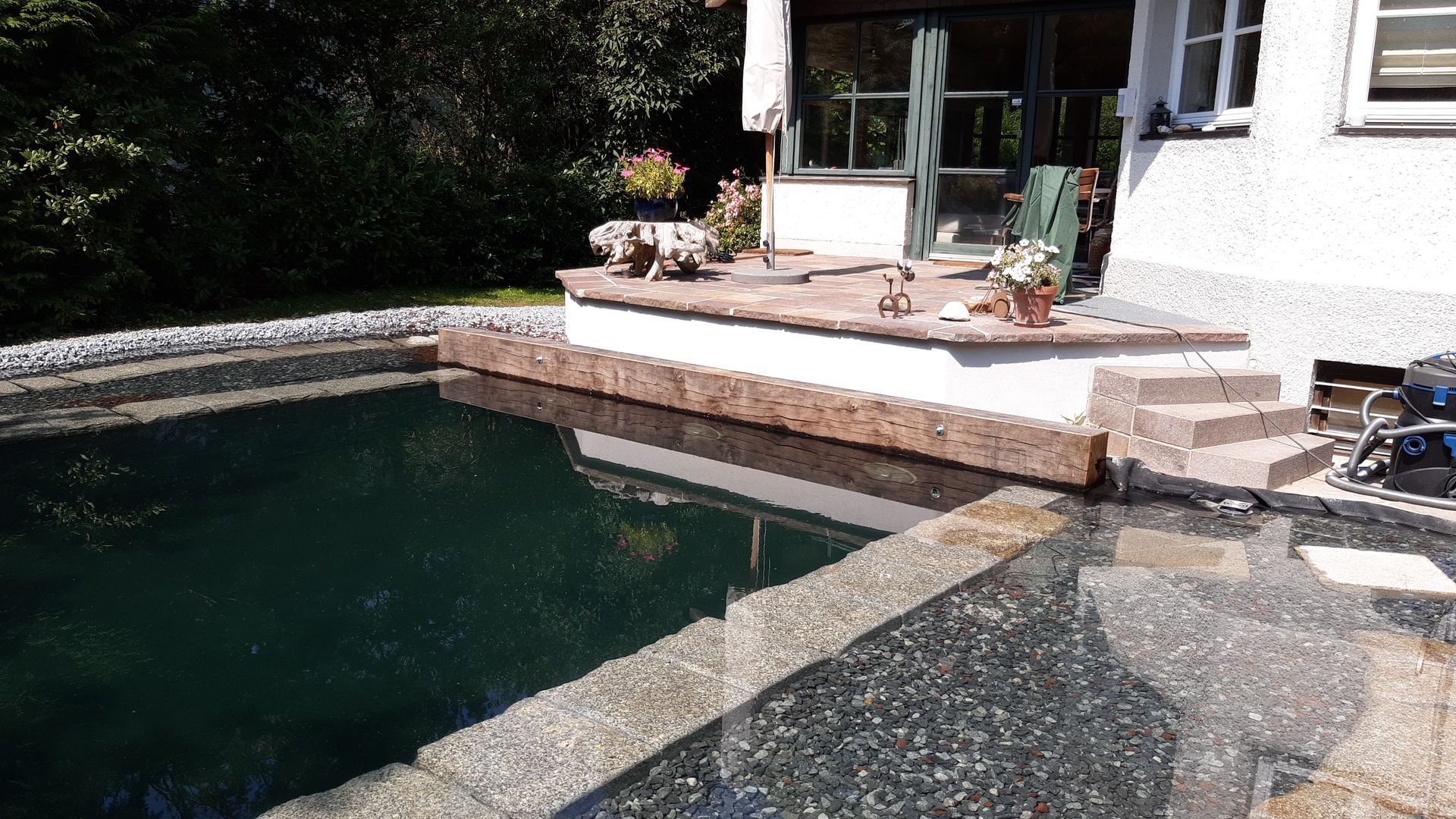 Schwimmteich in einem Garten, Foto von Martin Deuflhart