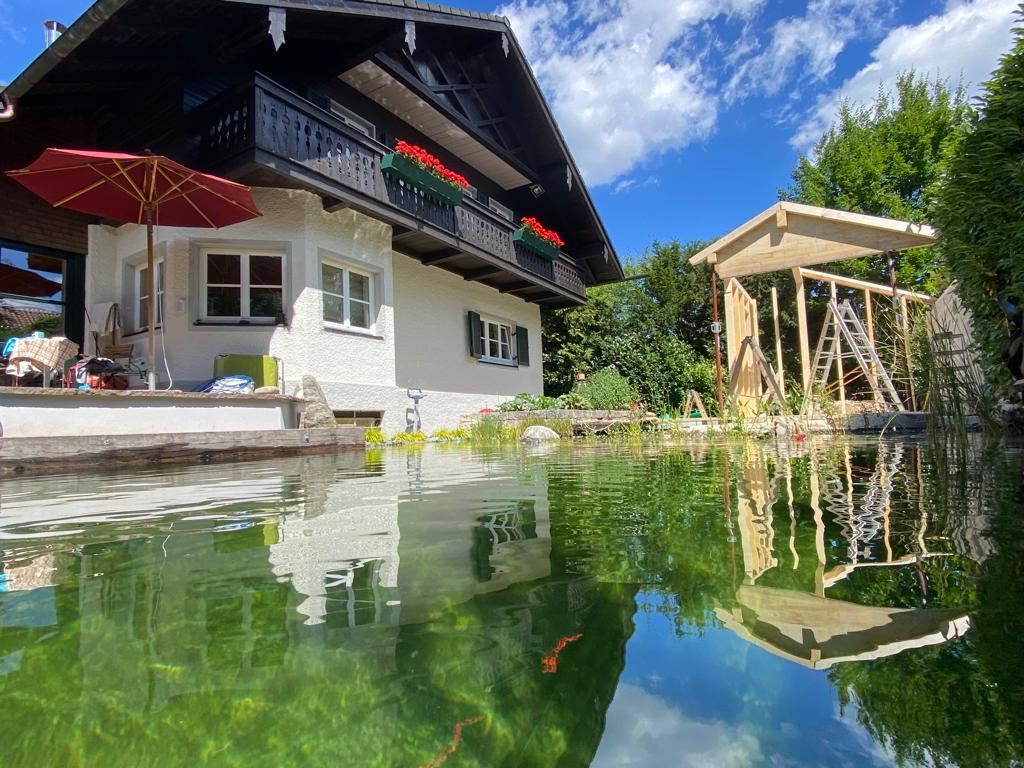 Schwimmteich in einem Garten, Foto von Martin Deuflhart