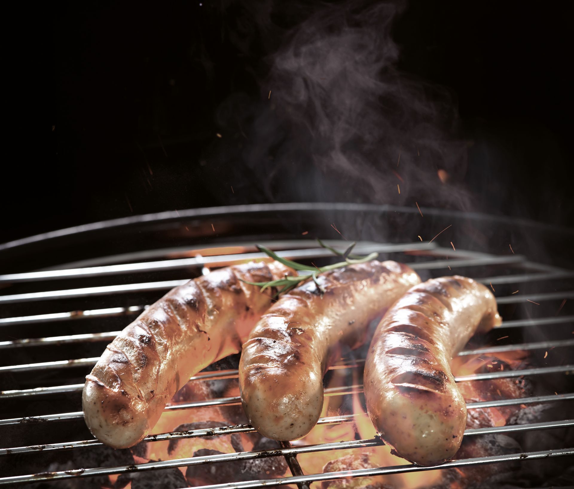 Würste auf Edelstahl-Grillrost von Martin Deuflhart