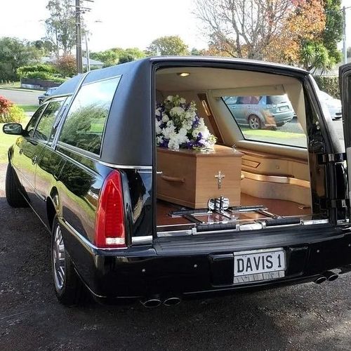 Un coche negro con una matrícula que dice Davis 1