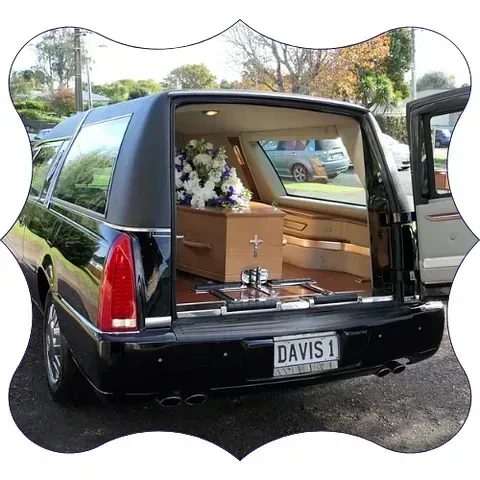 Un coche fúnebre negro con matrícula Davis 1
