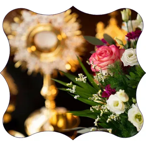 Una imagen de flores y un objeto dorado en un marco.