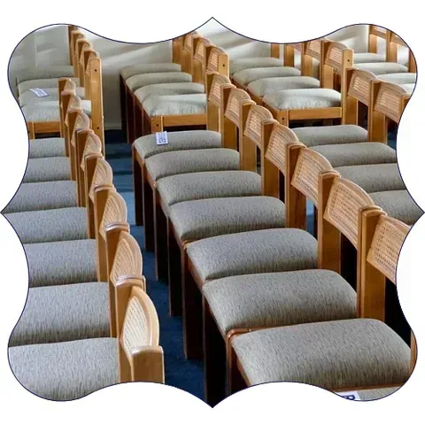 Filas de sillas están alineadas en una iglesia