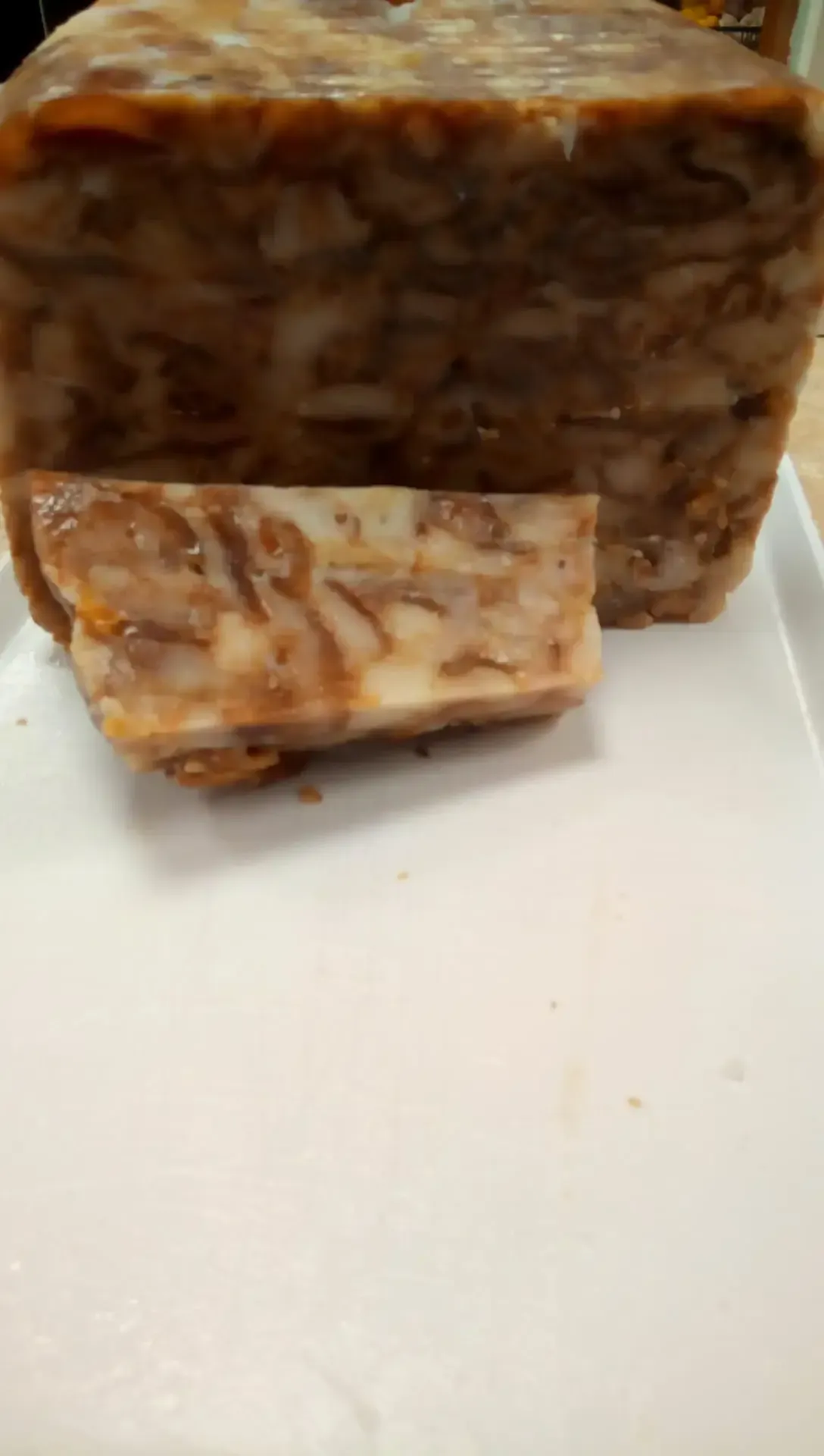 Un trozo de carne reposa sobre un plato blanco.