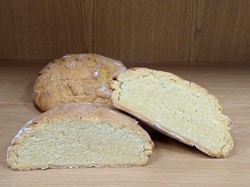 Tres rebanadas de pan están sobre una mesa de madera.