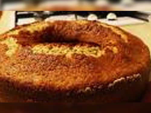 Un primer plano de un pastel con un agujero en el medio sobre una mesa.