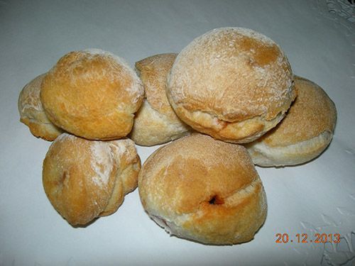 Un montón de panecillos están sobre una mesa.