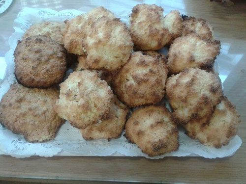 Una bandeja de galletas está sobre una mesa de madera.