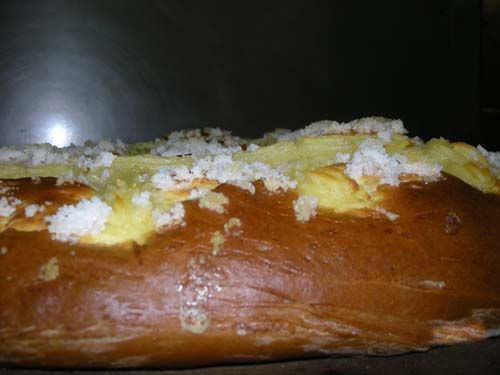 Un primer plano de una hogaza de pan con azúcar encima.