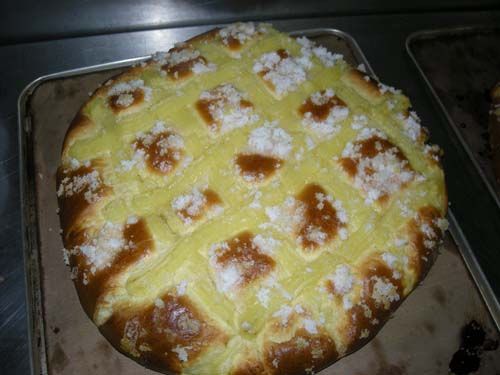 Un gran trozo de pan está sobre una bandeja sobre una mesa.
