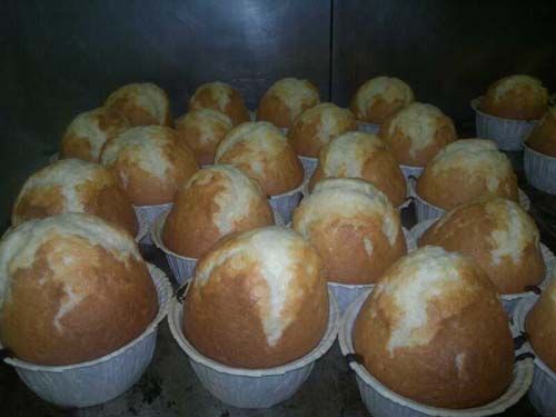 Un montón de pastelitos están colocados uno encima del otro sobre una mesa.