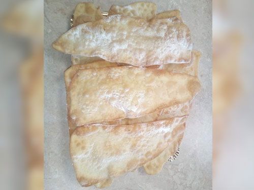 Un primer plano de una pila de comida frita sobre una mesa.