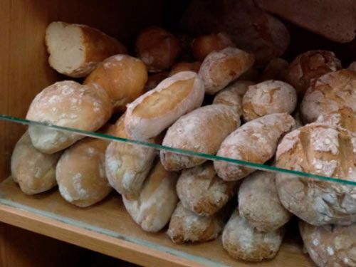 En un estante hay un montón de diferentes tipos de pan.