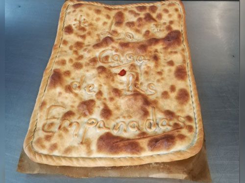 Un trozo de pan que parece un libro está sobre una mesa.