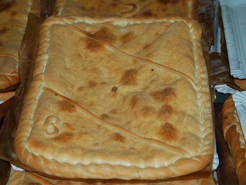 Un primer plano de un pastel con el número 6 en él.