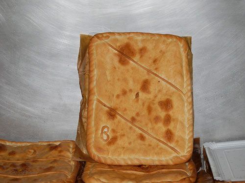 Un trozo de pan cuadrado con el número 8 en él.