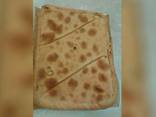 Un primer plano de un trozo de pan sobre una mesa.