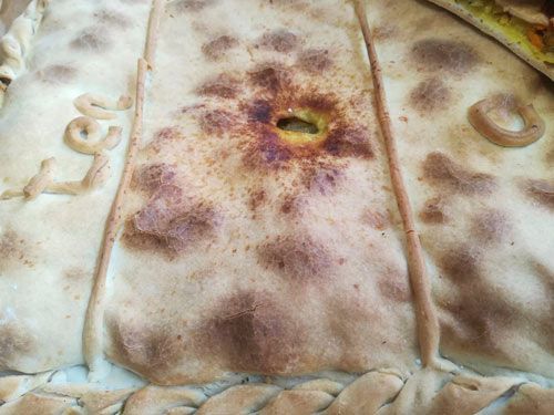 Un primer plano de una pizza con un agujero en el medio.