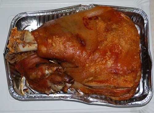 Un gran trozo de carne reposa sobre una bandeja de aluminio.