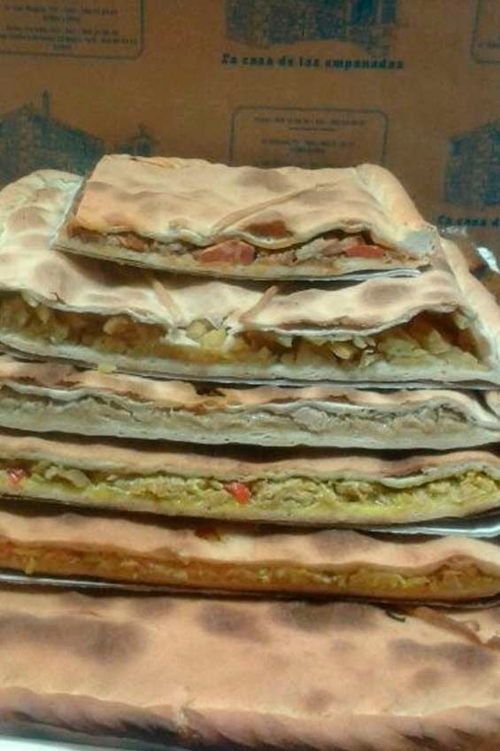 Una pila de sándwiches colocados uno encima del otro sobre una mesa.