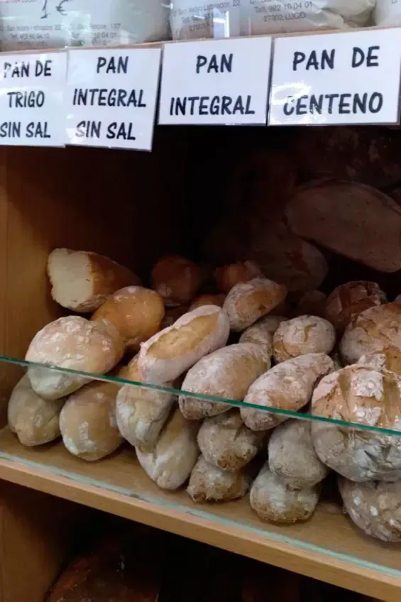 En una panadería se exhiben diversos tipos de pan.