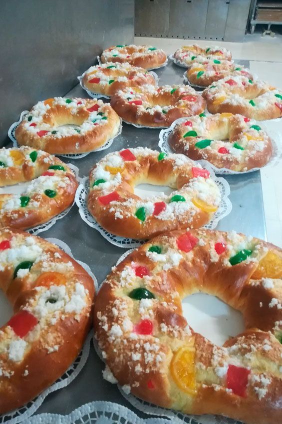 Un montón de donas están sobre una mesa.