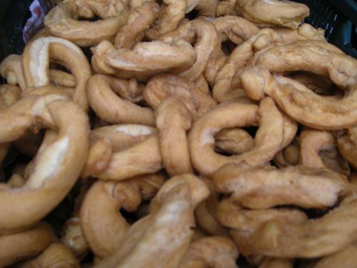 Un montón de anillos de pan en una cesta sobre una mesa.