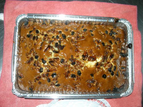 Una cacerola con comida y pasas y nueces encima.