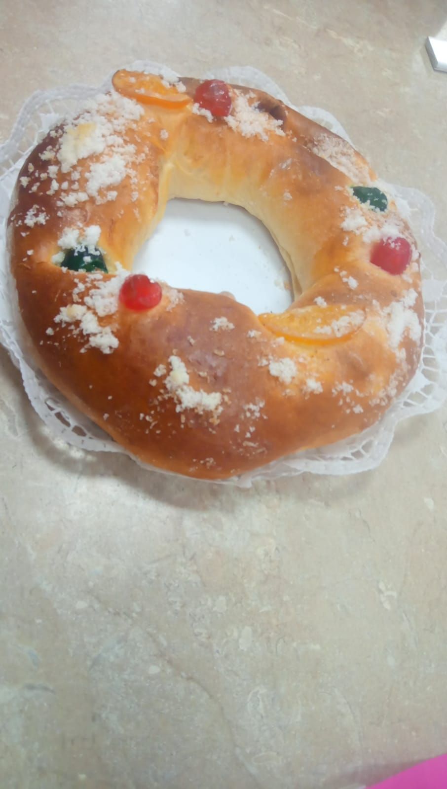 Un primer plano de una corona de pan sobre una mesa.