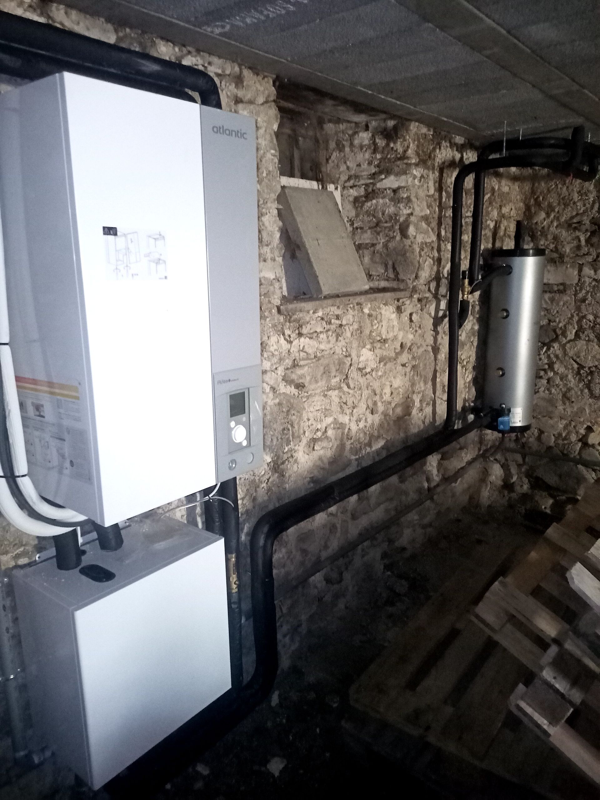 Mise en place d'une pompe à chaleur Atlantic avec tout le réseau hydraulique visible