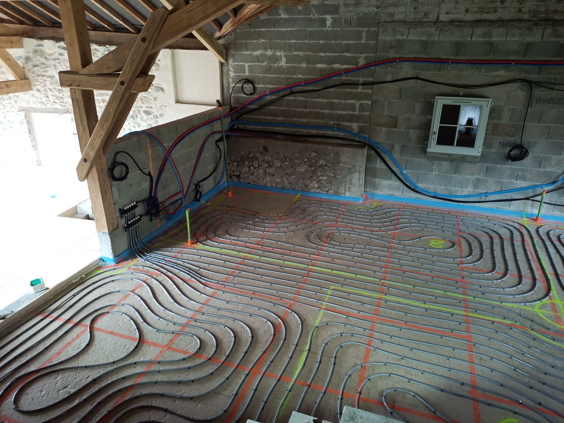 Mise en place d'un plancher chauffant avec tout le système visible